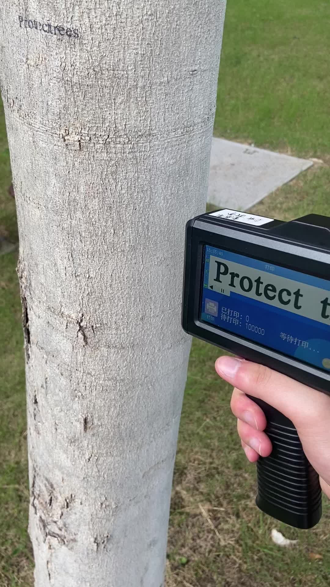 Today I used a printer to print on the tree trunk. #3dprinter #photoprinter #thermalprinter #miniprinter #digitalscanner #portableprinter #labelprinter #stencilprinter #stickerprinter #pocketprinter