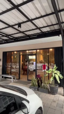 Bebek 88 alias bebek galak 😤🔥 📍Jl. Lumba-lumba, depan Kaliwates Residence Dari bebek bumbu hitam yang nendang sampe yang pedesnya BIKIN NANGIS 😭🌶️ Olahan bebeknya banyak bgt, ga bikin bosen!! Wajib dicoba sih ini, bebeknya GAK ADA LAWAN! #Cafe #Cafejember #Jember #MakananJember #fyp #bebek #bebekgoreng #bebekvideo 