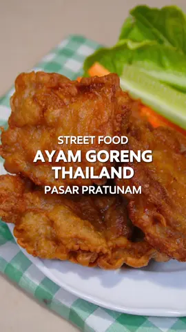 Bikin Ayam Goreng Thailand yang suka di jual street food daerah Pratunam, tiap lewat wangi semerbak & rasanya khas yang selalu bikin kangen🤤 Full resepnya disini🧕🏻⬇️ BAHAN: • Paha ayam boneless, 500 gr • Garam, ½ SDT • Kaldu bubuk, ½ SDT • Lada bubuk, 1 SDT • Kecap ikan, 4 SDM • Tepung terigu, 2 SDM • Tepung maizena, 4 SDM • Air dingin, 70 ml #FriedChicken #Thailand #Bangkok #AyamGoreng #Krispi #Crispy #MakananBangkok #MakananViral #longervideos 