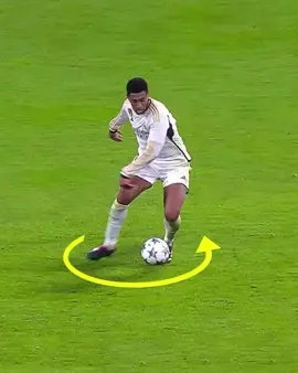 Bellingham Play so Satisfying 🤩. #football  #Soccer  #trending  #viral  #footballmoments  #foryou  #fyp 