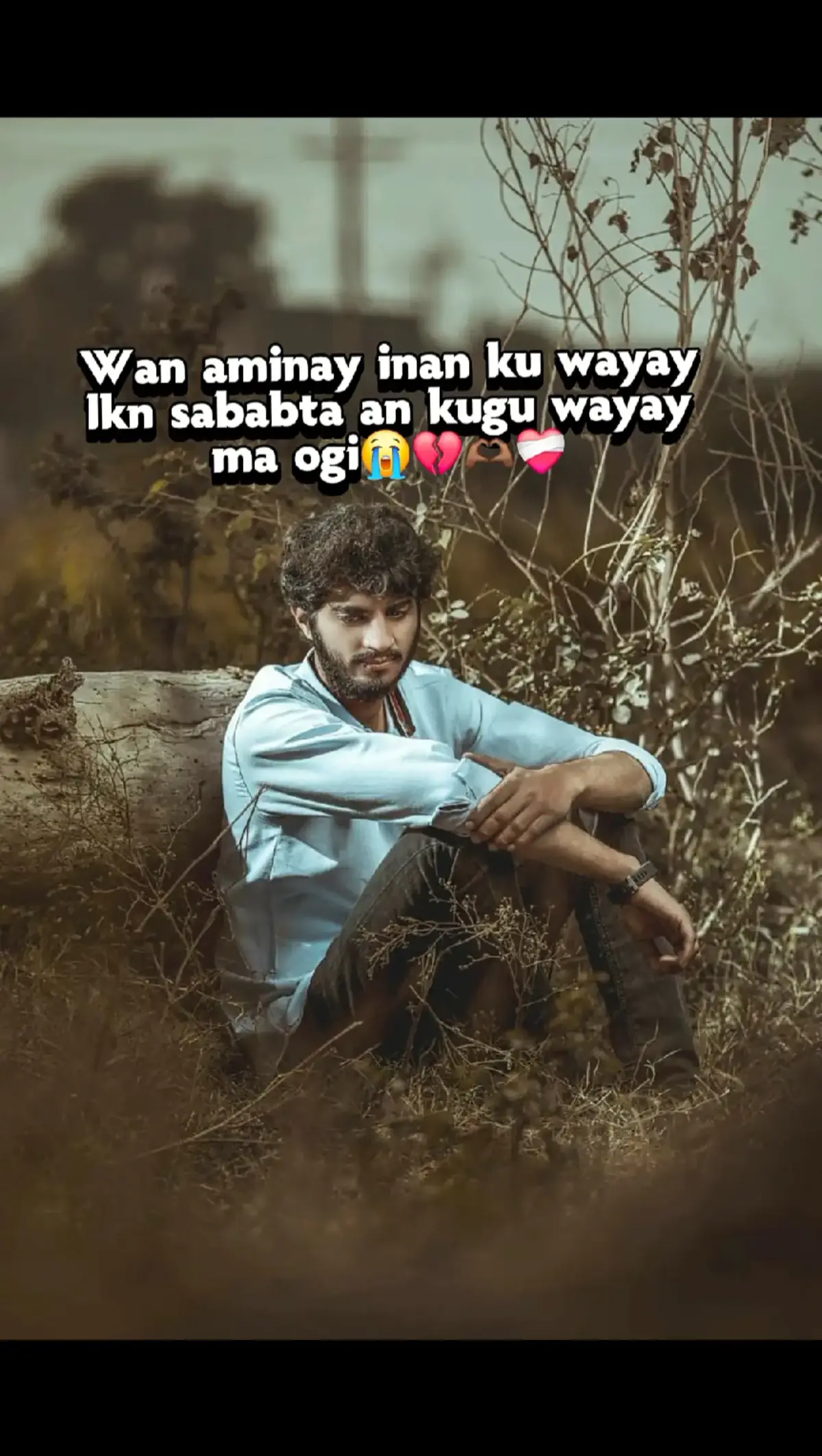 Mararka qaar, qalbiga wuxuu noqdaa maxbuus aan rabin inuu aqbalo xaqiiqooyinka. Waxaan la fadhiistaa nafteyda, indhaha cirka ku fiiqaya, kuna leh: 