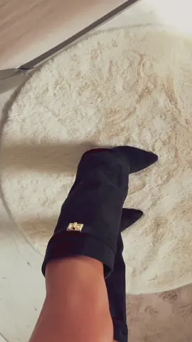 Obsessed #sharkboots #boots #season #fashion 
