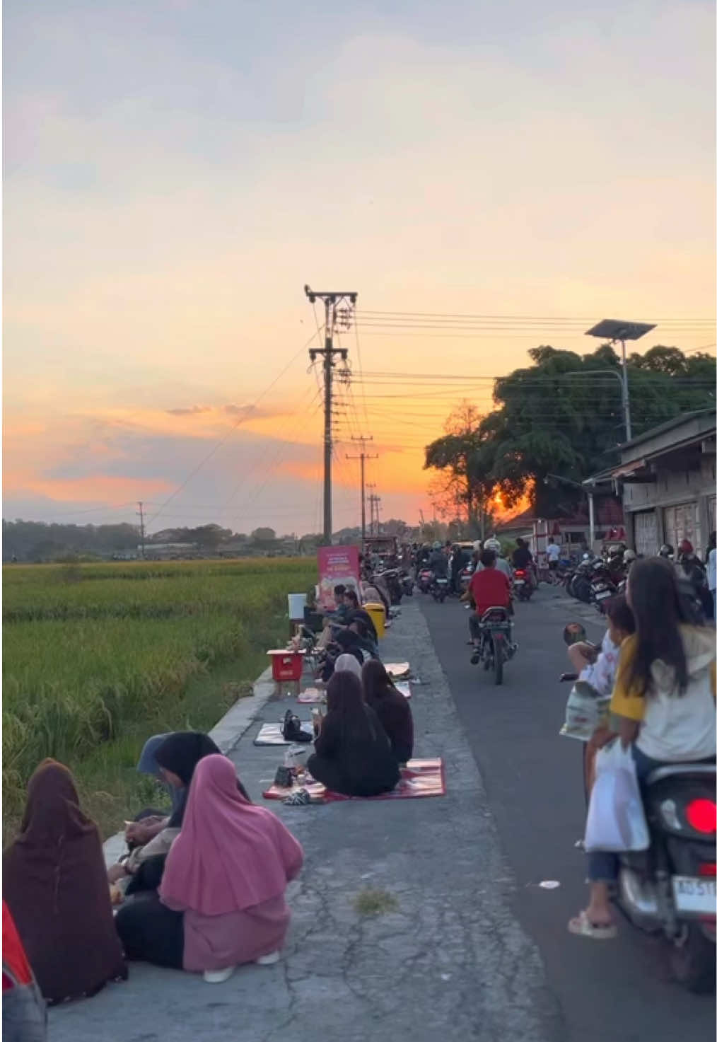 NONGKRONG WITH VIEW✨ Nyore di She Teler Bandara tuh vibes-nya beda! 🌤️ View sawah hijau, pesawat terbang, ditambah senja yang syahdu… cocok banget buat nemenin Es Teler atau menu lain dari She Teler! Nggak perlu jauh-jauh cari tempat nongkrong, yang deket bandara aja udah bikin betah! 😍 Yuk mampir~ 📍 Barat Bandara Adi Soemarmo 🕛 11.00 – 19.00 #SheTeler