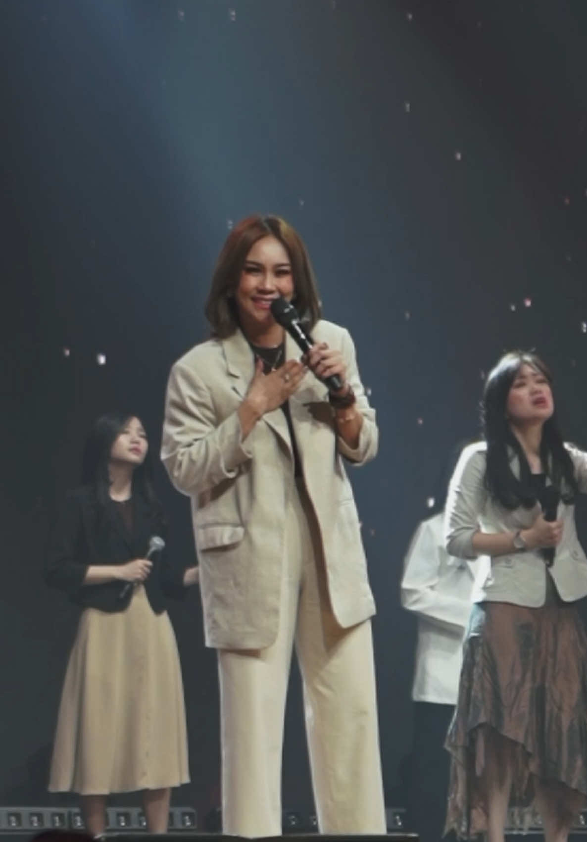 Pembuat Mujizat Cover by GSJS WORSHIP#gsjsworship #gsjspakuwonmall #pujianpenyembahanrohani #christiansongs #sundayservice #gsjschurch #lagurohani #lagurohanikristen@GSJSPM  