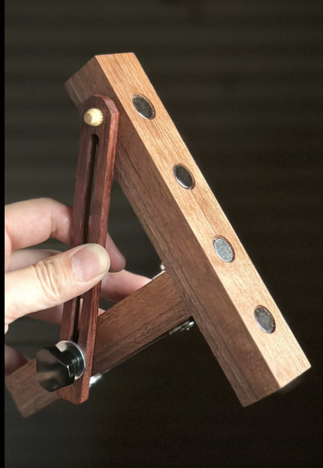 A Fully Adjustable Magnetic Saw Guide! #woodworking #DIY #jig #joint #wood #asmr 