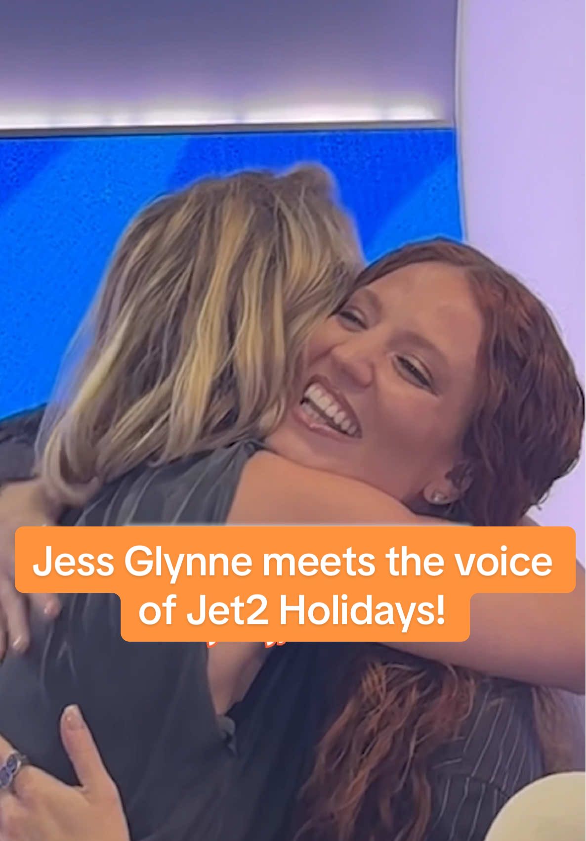 Repeat after me: ‘nothing beats…’ 📣 #jessglynne #nothingbeatsajet2holiday #zoelister #holdmyhand #jet2holidays #rudimental #viral 