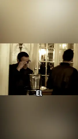 El hombre sólo necesita limpiar la mancha de agua para completar el asesinato. #peliculas 