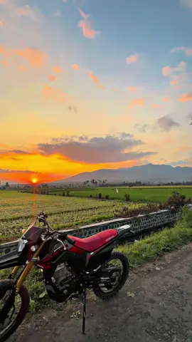 Sungguh indah ciptaan mu ya Allah🥺#4u #xybca ##crf150l #sunset 
