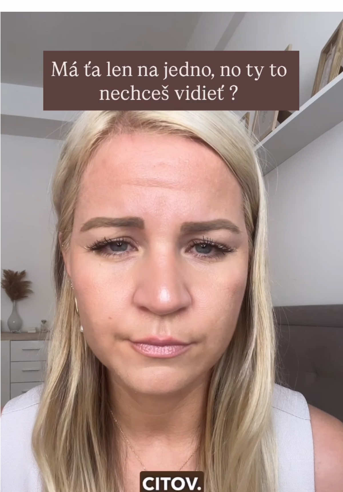 Ako je možné, že ti tak málo stačí? Ako je možné, že jeden s€x raz za mesiac ti stačí na to, aby si sa držala nádeje? Ako je možné, že z jedného kontaktu mesačne robíš dôkaz toho, že možno to niekam smeruje? Ako je možné, že niekomu, kto sa ti celý mesiac neozve, otvoríš náruč… a pustíš si ho k telu, k duši, do myšlienok? Ako je možné, že to robíš znova a znova — aj keď sa po tom cítiš zmätená, prázdna, smutná a ešte viac pripútaná? Čo ešte potrebuješ vedieť, vidieť, počuť, zažiť… aby si mala jasno? Ako je možné, že len tak – bez námahy, bez rešpektu, bez prítomnosti – niekomu daruješ kus seba? Svoje telo, svoju blízkosť, svoj čas, svoje myšlienky… a on? Nedáva nič. Nezaujíma sa. Nezostáva. Kto ťa naučil, že toto je vzťah? Kto ťa presvedčil, že toto je muž, na ktorého sa oplatí čakať? Kto ti naprogramoval tú predstavu, že ticho celý mesiac a jeden s€x je prejav záujmu? A najmä — ako to, že ti to stačí? Toto všetko nie je o ňom. Toto všetko je o tebe. O tom, čo si o sebe myslíš. O tom, čo si si zvykla volať láskou. O tom, ako málo ti niekto kedysi dal — a ty si si z toho spravila štandard. ❤️‍🔥 V Sebavedomej za 1 deň sa pozeráme presne na toto. Na to, čo ťa naučili o láske. Na to, prečo sa pripútavaš k niekomu, kto ťa reálne nechce. Na to, prečo sa držíš nádeje namiesto reality. A hlavne – preprogramujeme tvoje podvedomie tak, aby si už nikdy nevolala láskou niečo, čo ti len ubližuje. Odkaz na prípravný rozhovor k Sebavedomá za 1 deň nájdeš v mojom profile.