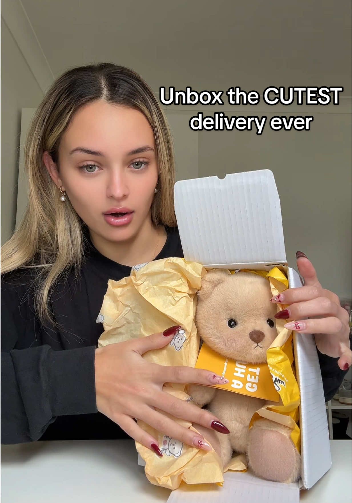 honestly the cutest unboxing i’ve ever done @Getahug.co  laineygrech2 for 15% off at  https://www.getahug.co/referral/laineygrech  #unboxing #unboxingvideo #teddybear #cute #gift 
