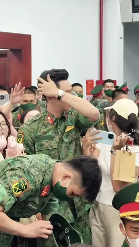 Cái gì cũ thì mình làm cho mới. Ánh mắt tình bể bình thiệt chứ :))) #lehoanghiep #a80 #xhhhhhhhhhhhhhhhhhhhhhhhhhhhhh 
