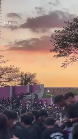 hanya ketenangan jingga di cakrawala yang tak mampu terusik oleh janji semesta  🕊💜 #persikkediri #stadionbrawijaya #cyberxtreme 
