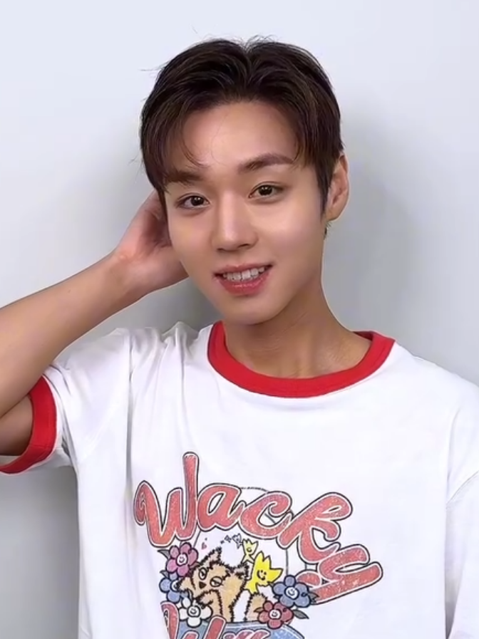 [PHOTOISM BEHIND] POV: When Park Jihoon does flirting 💬 I’m shy though… shall we take a photo?  sub by marrywink #parkjihoon #박지훈 #photoismparkjihoon 