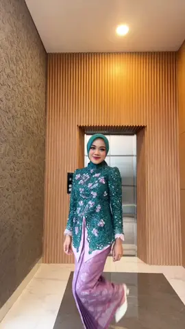 outfit checkkk✨ bikin kebaya inii terinspirasi dari design cantiknya ivory studio🫶🏻❤️ #graduation #wisuda #kebayawisuda #fyp 