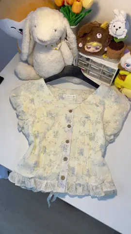 Thêm mẫu áo xinh với hoạ tiết hoa cùng thêu chỉ nổi nhé. Đính cúc gỗ cũng hơi hướng vintage ấy. Lên form ôm nhẹ vào người, có dây cột nơ điều chỉnh eo nhé. Vibe dịu dàng dễ thương thì sao bỏ lỡ được nhỉ @Havana #trending #xuhuong #canmottachtra #aoxinh #aokieu #aokieuhottrend #aobabydoll #aokieunu #havana #aohoanhi 