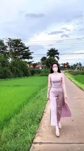 Ngày lấy chồng, em đi qua con đê..