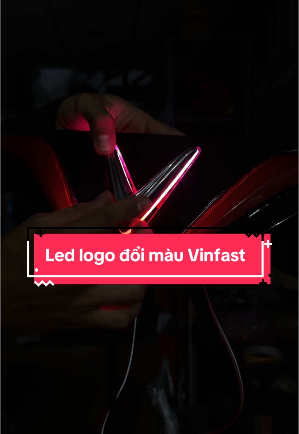 Led logo cho ae nhà Vin nhìu chế độ màu. #ledlogo #Vinfast #phukienoto #dodenotouytin #vairal 