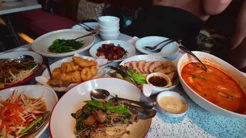 Bangkok pt5 sorry it’s just us eating and eating 🤤 - - Shot on the DJI pocket 3 #bangkok #bangkokvlog #bangkokthailand #djipocket3  #bangkokfood #travellingwithfriends #tavelvlog  #bangkoktravel 
