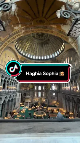 Speechless. Interior Hagia Sophia terlalu megah untuk dijelaskan dengan kata-kata. 🫶🏻🕌 Hagia Sophia, saksi bisu sejarah lintas zaman. Dari gereja Bizantium (537 M), menjadi masjid era Ottoman (1453), museum sekuler (1935), dan kini kembali sebagai masjid sejak 2020. 🕌✨ #HagiaSophia #istanbul #turki