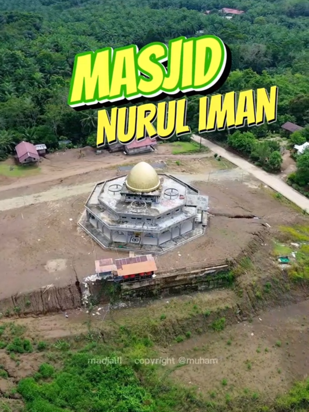 Masjid Nurul Iman yang baru dibangun di Desa Lempesu yang memiliki corak kubah kuning emas, kira-kira apakah kubah tersebut terbuat dari emas⁉️ 📌 Masjid Nurul Iman 📍 Desa Lempesu, Paser, Kal-Tim, Indonesia  #masjidnuruliman  #kubahemas  #exploredesa 