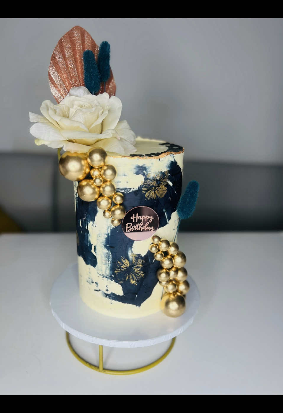 This isn’t just a cake — it’s a garden you can eat. 🌸✨ Every petal is hand-placed with love, every detail meant to make you pause. Because beauty doesn’t just belong in bouquets… it belongs in buttercream too. 💕#fyp #luxury 