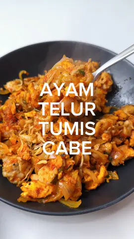 AYAM TELUR TUMIS CABE !!!!  Percaya lah ini enakkk !!! Penghabis nasi , gile pedes2 gurihh bikin nagihh 😭😭😭😭 , klo masak ini kalian harus siapin nasi putih yg banyak yaaa !!!  INGREDIENTS - 2 pcs bawang bombay - 2 pcs Telur AYAM - 400 gr Paha Ayam - Garam & Lada Hitam - 1/2 pcs Jeruk Nipis CABE - 4 pcs Bawang Putih - 5 pcs Bawang Merah - 6 pcs Cabe Keriting Merah - 2 pcs Cabe Rawit - 2 pcs Cabe Merah Besar - 2 sdm Minyak BUMBU - 2 sdt Kaldu Jamur - 1 sdt Gula - 1/2 sdt Garam - 1 sdt Lada Putih - 1/2 pcs Jeruk Nipis - Daun Bawang Wajib koreksi rasa STEP 1. Bumbui Ayam 2. Haluskan cabe2 an 3. Tumis ayam lalu tiriskan 4. Orak arik telur lalu tiriskan 5. Tumis bumbu hingga wangi 6. Masukan bombay dan tumis 7. Masukan ayam & telur lalu beri bumbu SELESAI !!!! Beneran gampang & uenakk !!!!  - #PyongMasak #PyongRecipe #ResepViral #MenuViral #ResepTiktok #MenuTiktok #ResepSimpel #ResepRumahan #Masakanrumahan #ResepNusantara #fyp #resepmudah #resepayam #ayamtelurtumiscabe 