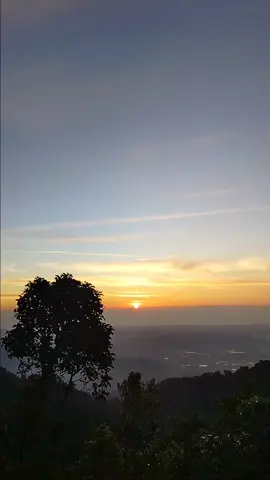 keindahan ituu ada kan? yaa walaupun hanya sementara, tetapi terima kasih loh sudah memberi keindahan sebagus ini🥀 #sunset #gunungbanten #view #parakasak  @Gunung prakasak viaa situhiang 
