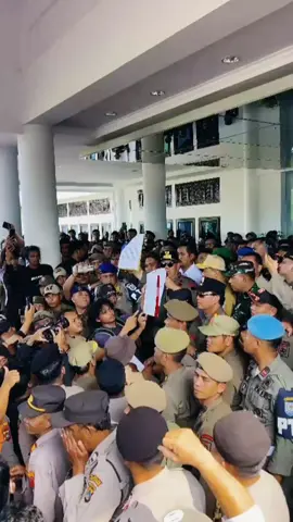 BN16 BANGKA  Gubernur Ajak Warga PTUN-kan Tambang Laut Gubernur Bangka Belitung, Hidayat Arsani, pada Senin (21/7/2025), secara terang-terangan mengajak masyarakat menempuh jalur hukum melalui Pengadilan Tata Usaha Negara (PTUN). Langkah ini ditempuh sebagai respons atas penolakan keras masyarakat terhadap aktivitas tambang laut yang kian hari kian meresahkan.  Ajakan ini muncul setelah Hidayat Arsani menerima gelombang aspirasi dari ratusan warga di Kantor Gubernur. 