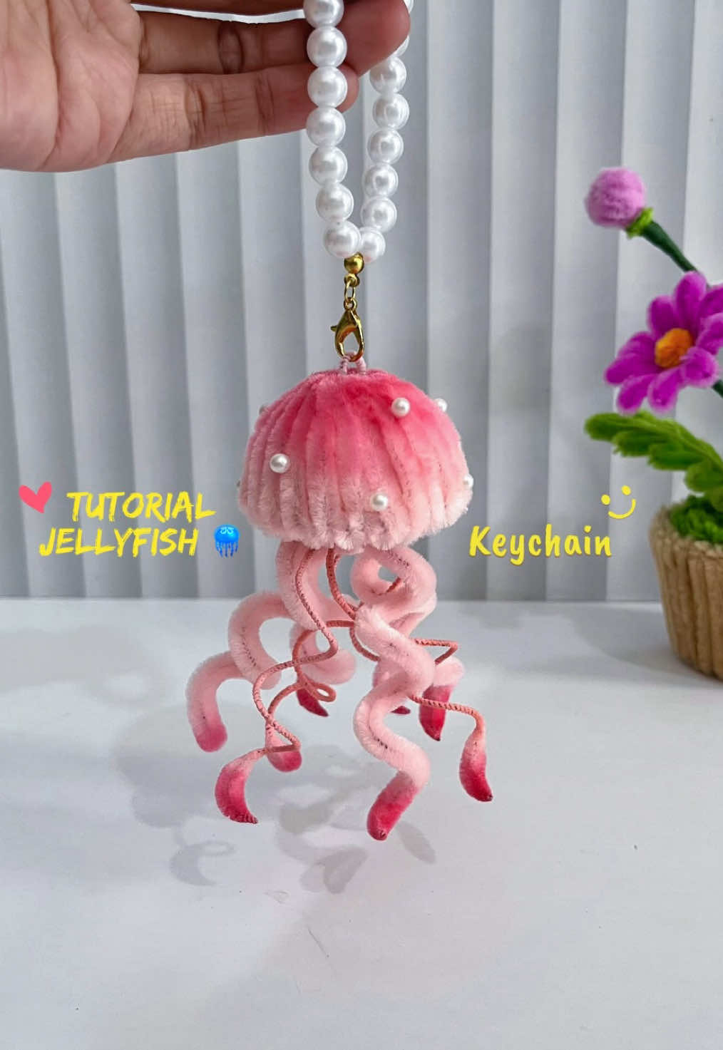 Tutorial gantungan kunci ubur-ubur/jellyfish kawat bulu #kawatbulu #tutorial #pipecleanerart #handmade #keychain #DIY #handmadecraft #gantungankunci #kerajinantangan #jellyfish #carenang #serangbanten #fyp #fypシ #foryoupage❤️❤️ #GutsToExploreChallenge 