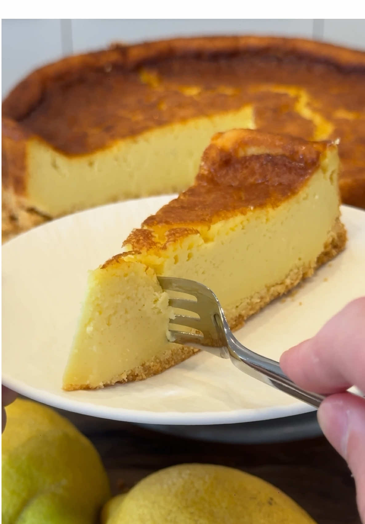 Zitronen Cheesecake 🍋 Tag 1/10 Zitronenrezepten Nach diesem Cheesecake Rezept wirst du direkt süchtig!🥹😍🧀 Zutaten für den Boden: * 240 g glutenfreies Mehl * 2 Eigelb * 90 g Zucker * 120 g Margarine (kalt, in Stücken) * 2 gehäufte Teelöffel Backpulver Zutaten für den Belag: * 300 g veganer Frischkäse * 300 g Vanille-Skyr * 200 ml Mandelmilch * 180 g Zucker * 2 Eier + 2 Eigelb * 40 g Vanille-Puddingpulver * Saft von 1 Zitrone * Abrieb einer Bio Zitrone  * 2 gehäufte Esslöffel Speisestärke (bei Bedarf +1 EL extra, wenn die Masse zu dünn erscheint) * Evtl. Gelbe Lebensmittelfarbe Zubereitung Boden: 1. Ofen auf 180 °C (Ober-/Unterhitze) vorheizen. 2. Mehl, Backpulver und Zucker mischen. 3. Margarine + Eigelb dazu, zu Teig kneten. 4. In gefettete Springform drücken, ca. 2 cm Rand hochziehen. 5. Teigboden mit Gabel einstechen, kaltstellen. Zubereitung Füllung: 1. Frischkäse, Skyr und Mandelmilch cremig rühren. 2. Zucker, Eier, Zitronensaft unterrühren. 3. Puddingpulver + Stärke sieben und einrühren. 4. Bei Bedarf mehr Stärke zugeben (Masse soll leicht dickflüssig sein). Backen & Kühlen: 1. Füllung auf Boden geben. 2. Ca. 50–60 Min. backen (Mitte darf noch wackeln). 3. 10 Min. im offenen Ofen abkühlen lassen. 4. Komplett auskühlen, dann mind. 3 Std. kühlen. Viel Spaß beim Backen!! Eure Julia 🍋 #zitrone #zitronenrezepte #cheesecake #lemoncheesecake #käsekuchen 