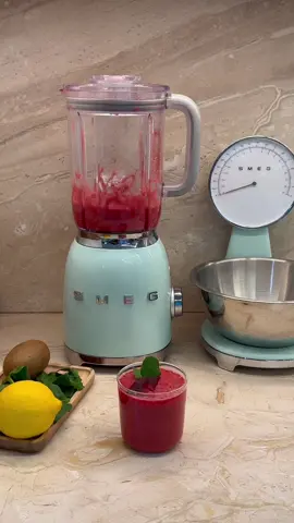 🍏 Apple & beet smoothie magic 🧉 A vitamin boost with the retro-style Smeg blender ✨ Team fruit or team veggie? Let us know below 👇 #smooth #smoothie #smeg #smegappliances #blender #veggie #detoxjuice #Recipe 