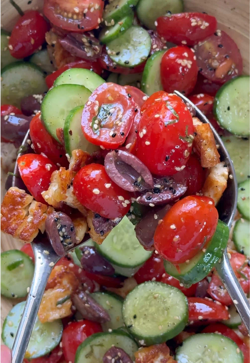 ‎🥗 سلطة الحلوم - Halloumi Salad🥗  للمزيد من الوصفات تابعوني على صفحتي  @thekuwaitichef  @thekuwaitichef   المكونات: طماط كرزي خيار زيتون اسود او اخضر حلوم سمسم ابيض حبة البركة  صلصة الزعتر: زيت زيتون: ربع كوب  عصير ليمون: ملعقتين كبيرة  خل تفاح: ملعقتين كبيرة  ملح و فلفل أسود: حسب الرغبة  زعتر: ملعقة كبيرة او اكثر نعناع: ملعقة كبيرة او اكثر Ingredients : Cherry tomatoes Cucumber Black or green olives Halloumi White sesame Nigella seeds Za’atar dressing: Olive oil: ¼ cup Lemon juice: 2 tablespoons Apple cider vinegar: 2 tablespoons Salt and black pepper: to taste Za’atar: 1 tablespoon or more Mint: 1 tablespoon or more للمزيد من الوصفات تابعوني على صفحتي  @thekuwaitichef  @thekuwaitichef