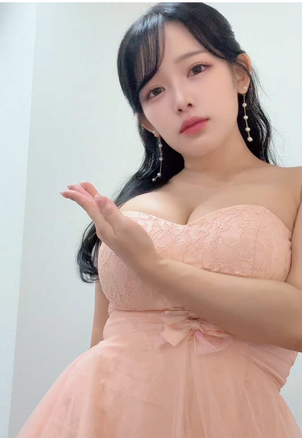 誰かこのドレス支えてくれない？