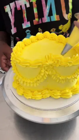 Forever That Girl💛 That yellow is stunning 🤗 #heartcake #cakedecorating #cake #contentcreator 