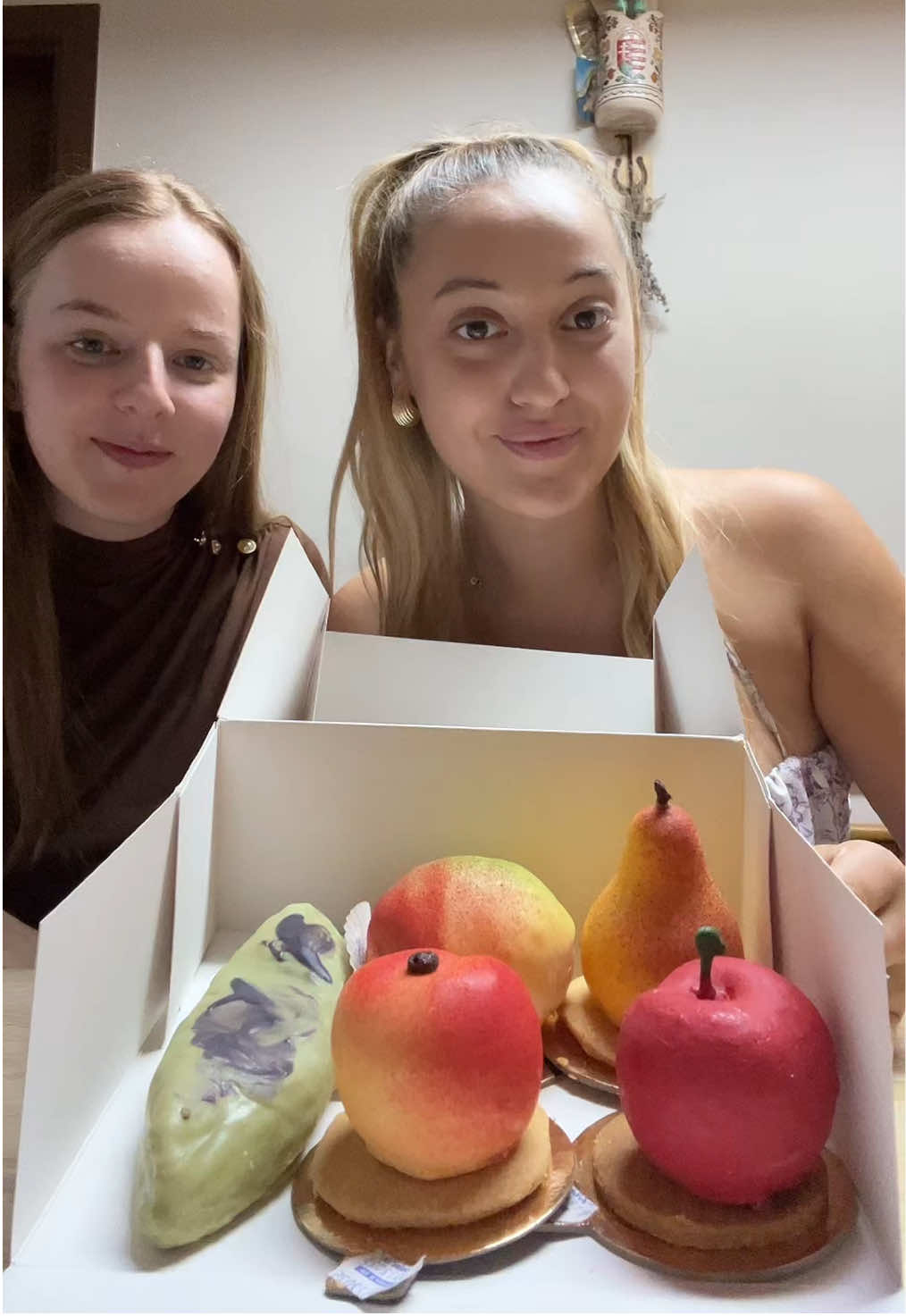 @Bunexim Szülinapi meglepi a legjobb barátnőmnek @Balazs Reka 🍑🍐🥭🍒 majdnem cukorbetegek lettünk ezután, de megérte!!!! #fruitcake #medgyesialexandra #tastetest #fy #asmr 