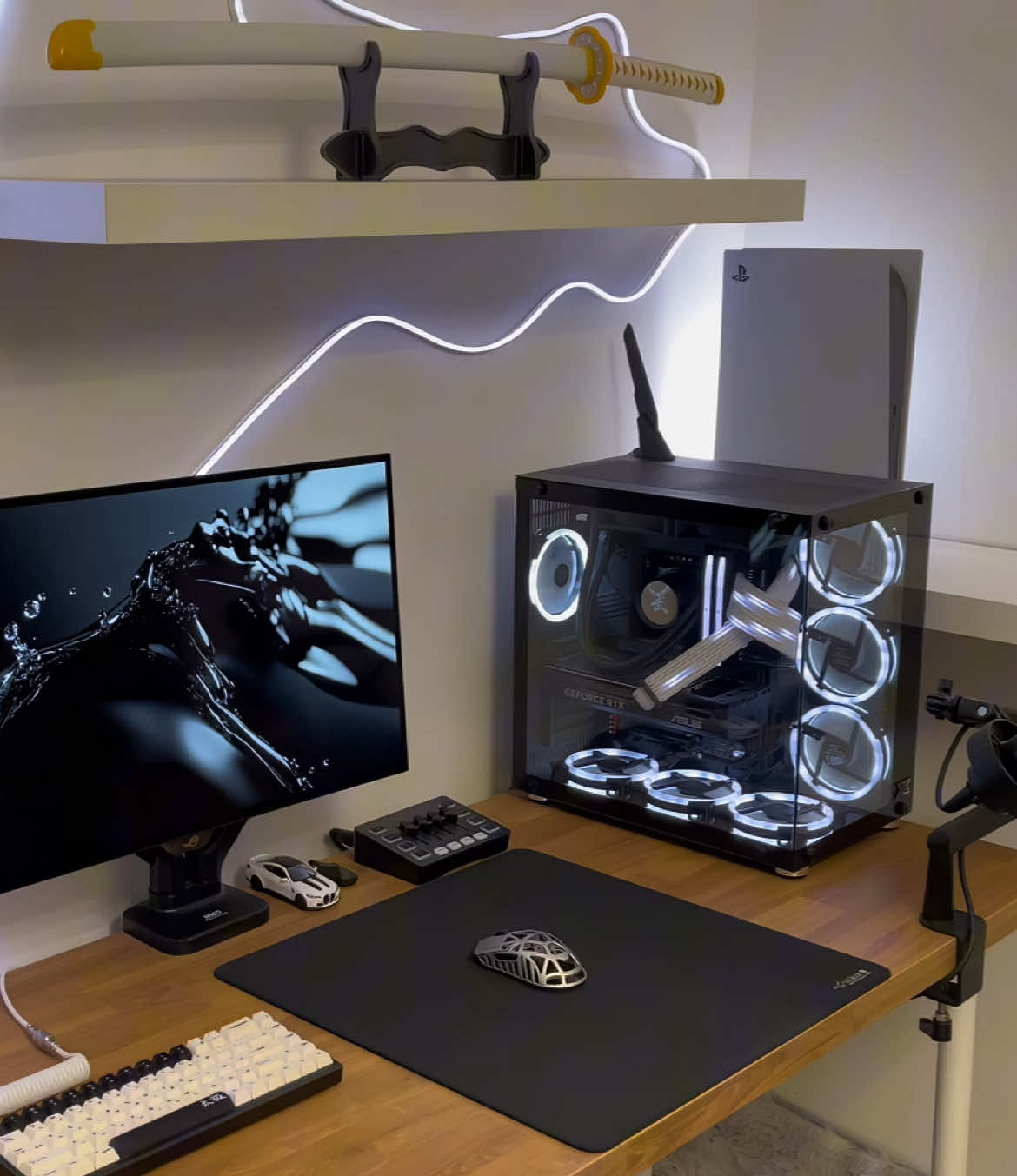 Black & White #techtok #tech #pc #gaming #GamingSetup #pcsetup #setup #minimalistsetup #minimalist #viral #سيت_اب #بيسي #بي_سي 