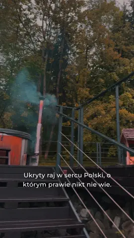 Domek typu Islandia z balią 🌳 📍Osada Poli, koniaków, śląskie Jeśli chcesz zgarnąć zniżkę - wystarczy, że zarejestrujesz się na @AlohaCamp Polska przez mój link lub z kodem: „klaudiaventure” po 100 zł rabatu na dowolny pobyt 🌳 https://r.alohacamp.com/klaudiaventure #uniquetravel #balia #góry #domekwgorach #jacuzzi 