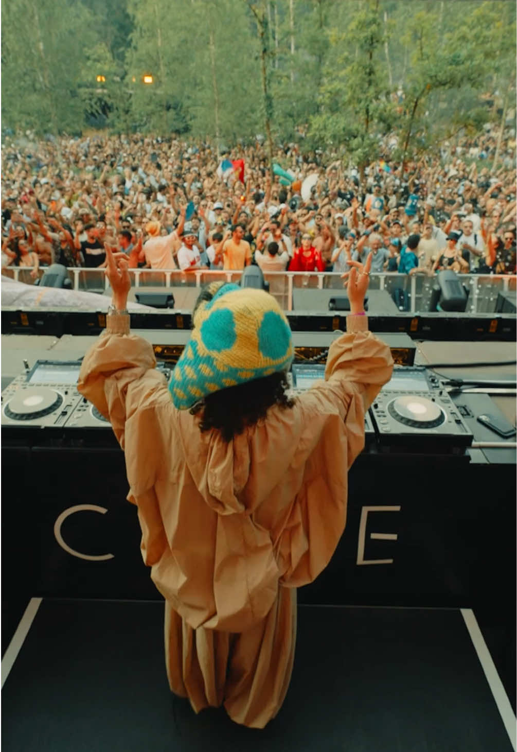 playing a remix of Bad Bunny dressed as a mushroom at Tomorrowland #badbunny #badbunnypr #remix #music #tomorrowland #carlita 