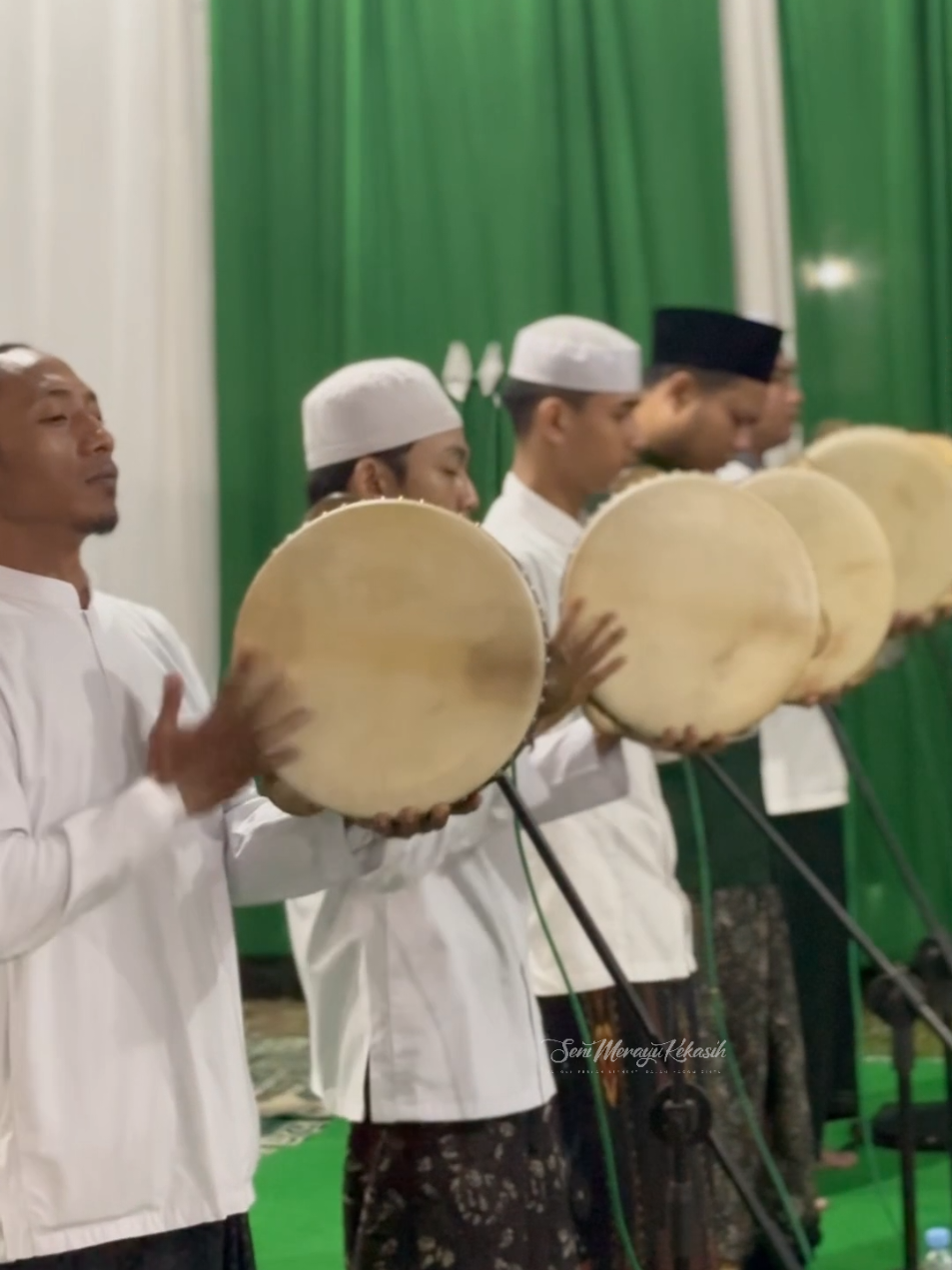 Mahallul Qiyam 🤍 Seni Merayu Kekasih #sholawatnabi #mahallulqiyam #hadrohsholawat #hadroh #banjari #senimerayukekasih 