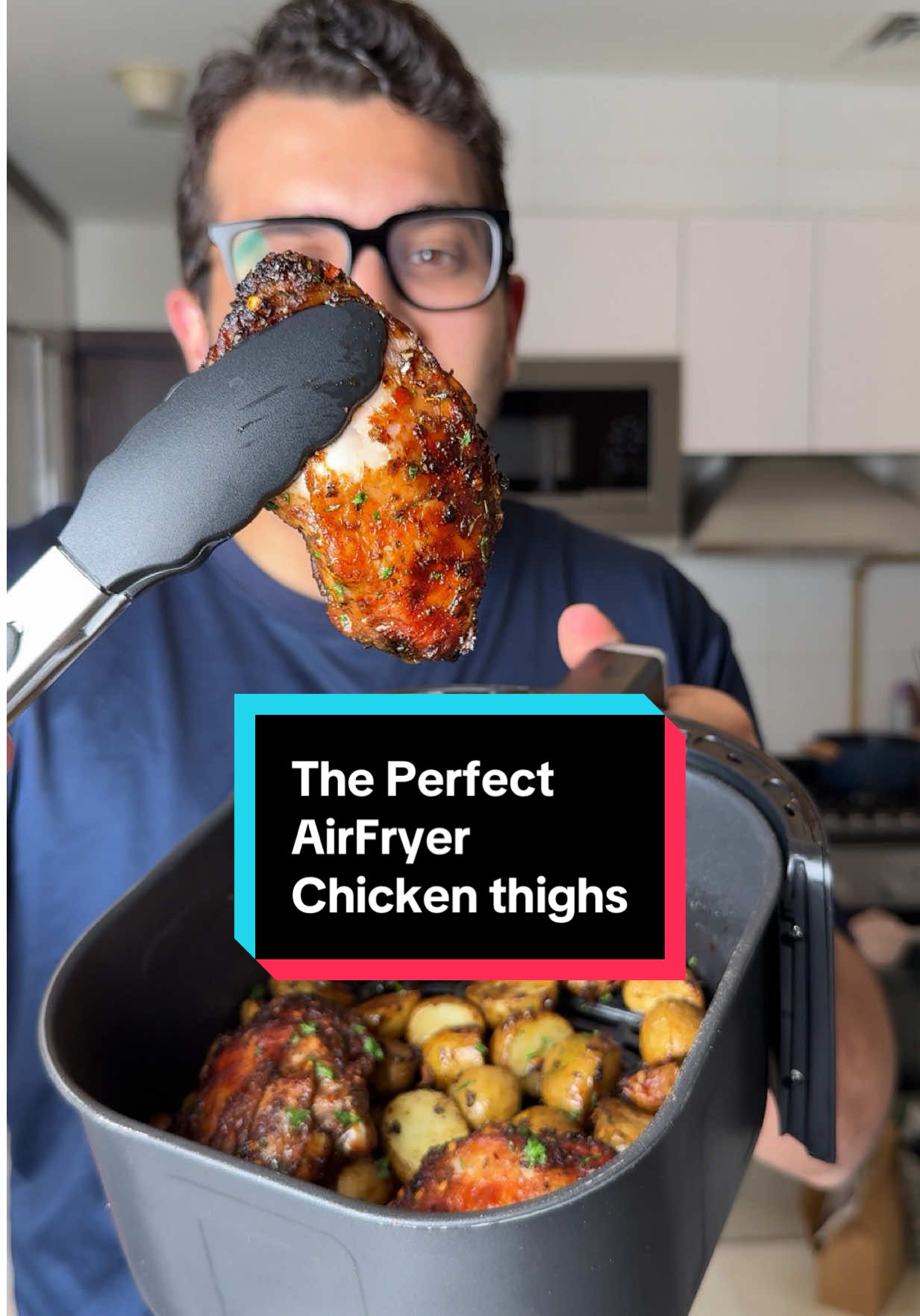 طريقة احلي قطعة بحبها في الفراخ في الاير فراير Here’s how to make the perfect AirFryer Chicken thighs 🙋🏻‍♂️ #tiktokcookbook #cookwithme #airfryerrecipes 