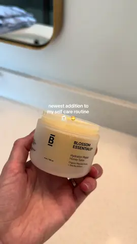 Self Care Sunday brought to you by @Blossom Essentials Skin 🫧 With minimal sleep as a new mom, I could use a hydration boost! The Hydration Repair Honey Salve has my sensitive skin looking and feeling like a new person. The hydration is long lasting with zero greasiness-what more could you ask for?! You need to purchase this honey goodness! 👏🏼🍯 #partnership #hydration #skincare 