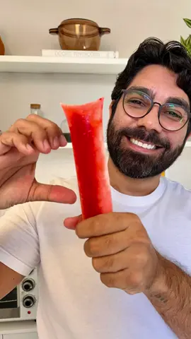 Geladinho do Amor Ingredientes: - 1 litro de leite - 1 caixinha de leite condensado - 1 caixinha de creme de leite - 4 colheres de sopa de leite em pó Para a calda: - 1 xícara de açúcar - 1/2 xícara de água - Corante vermelho #geladinhodoamor #geladinhogourmet #receitadegeladinho #geladinho #geladinhodemorangodoamor 