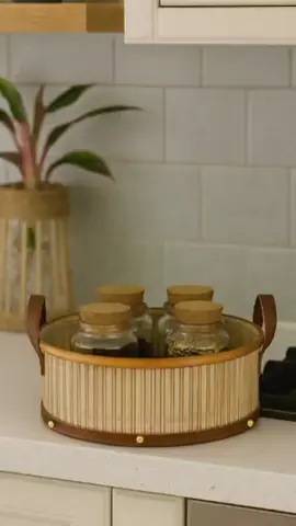Você acredita que essa cestinha foi feita à mão? 😍✨ Usei jogo americano de bambu, alças de couro sintético e potinhos com tampa de cortiça pra criar um organizador charmoso e funcional! Ideal pra temperos, chás ou só pra decorar mesmo 🫶 DIY fácil, elegante e com aquele toque natural que deixa qualquer cantinho mais aconchegante 🌿 Materiais: Jogo americano de bambu ✔️ MDF na base ✔️ Folha de cortiça para forrar o MDF ✔️ Couro sintético  ✔️ Cola para madeira ✔️ Cola de silicone ✔️ Bastidor de bambu ✔️ Óleo mineral para hidratar o bambu ✔️ Tachinhas douradas pra dar aquele toque final ✨ Curtiu? 💾 Salva pra fazer depois 📲 Compartilha com alguém que ama DIY! #DIY #CestaArtesanal #DecorAcessível 