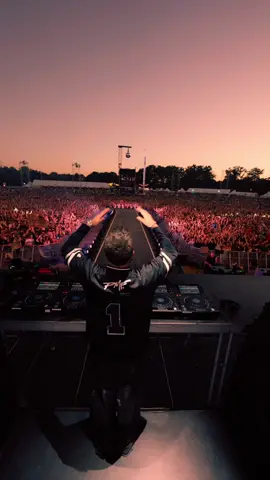 Désenchantée + sunset 🤯🫶🏼 #remix #techno #dj #festival 