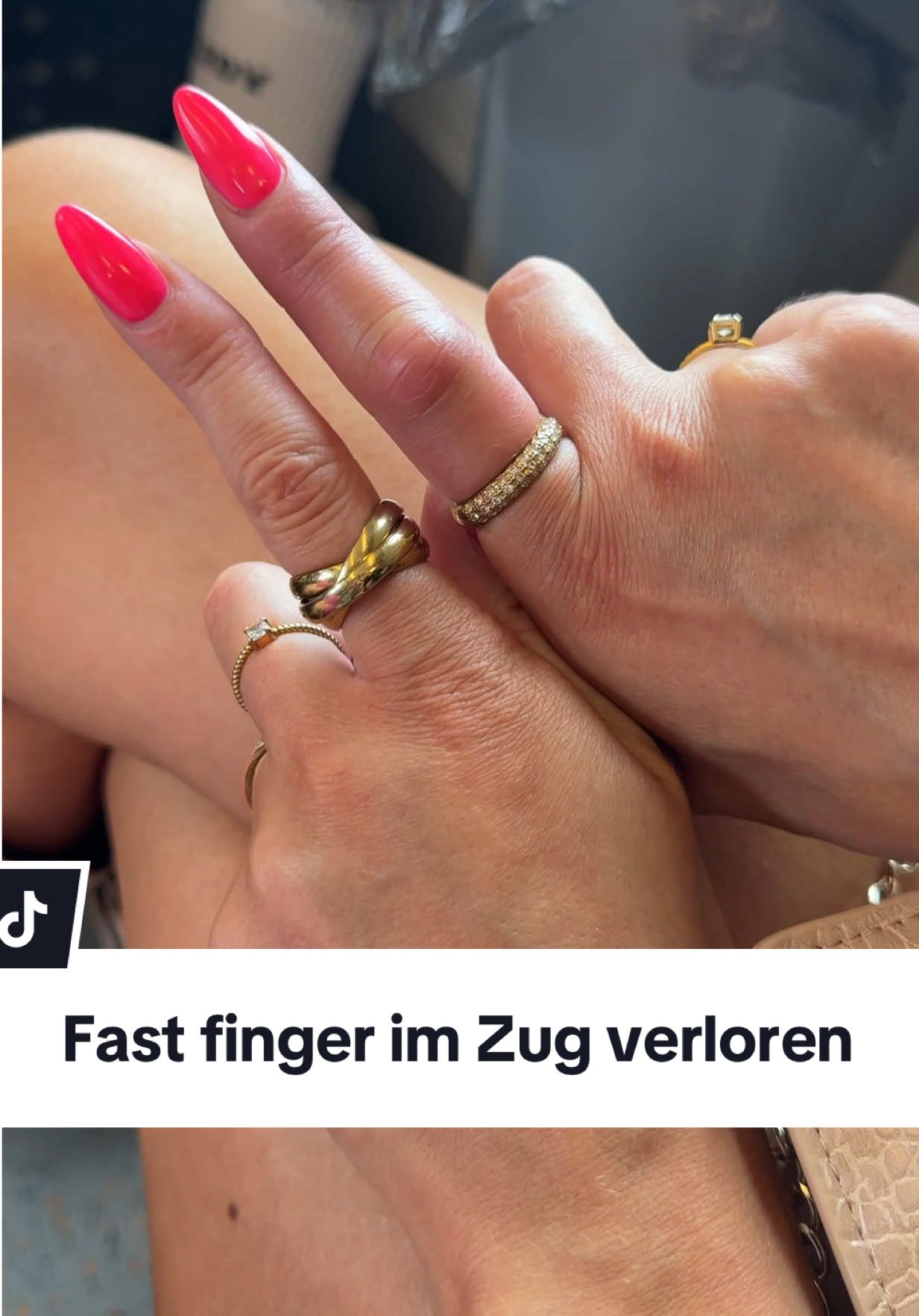 Diesmal kein Alarm im Zug, aber dafür fast Finger ab. 🥲 Wie findet ihr unsere Bandana Looks? @yani.na.na 🥰 #zug #finger #friseurin #haare #reezy #hairstyle #bielefeld 