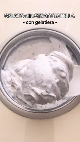 Gelato alla stracciatella con gelatiera 🍦🍦🍫🍫 Ricetta: Ingredienti: - 300 gr latte freddo  - 200 gr panna fredda - 100 gr zucchero  - un pizzico di vanillina  - 60 gr cioccolato fondente  Accendete la gelatiera in modo che sia alla giusta temperatura quando vi occorrerà. In una ciotola stemperate lo zucchero con un po’ di latte, poi aggiungete il resto del latte, la panna e la vanillina. Versate piano piano il composto liquido ottenuto nella gelatiera fredda con la pala in movimento. Fate girare circa per 25 minuti controllando ogni tanto a che punto è il gelato. Poi aggiungete il cioccolato fondente tagliato a pezzetti e fatelo incorporare bene. Spostate il gelato ottenuto in un contenitore con coperchio e conservate in feeezer. Buonissimo e cremosissimo!! 🍦 #gelato #homemadegelato #homemadeicecream #gelatoallastracciatella #fyp 