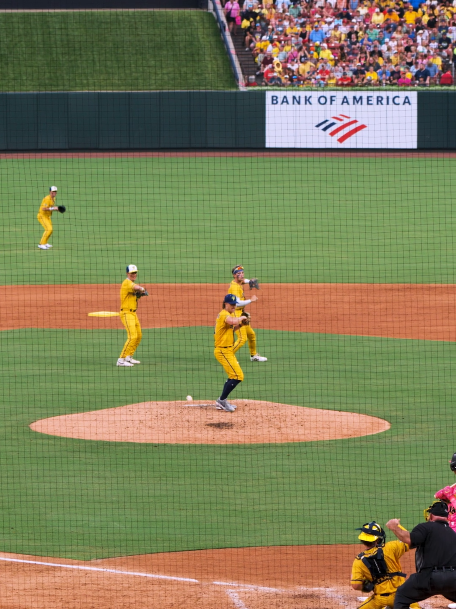 okay we see you guys!👀 @jared_donalson @theglovemagician @jacksonolson_ @david.meadows #savannahbananas #bananaball #trending #dance #foryou #music