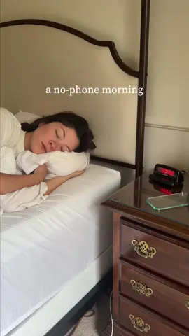 I genuinely feel like a different person when my day starts without my phone. It’s slower and it’s less manic and somehow I still end up getting the same sh*t done anyways. @analogrenaissance.co 