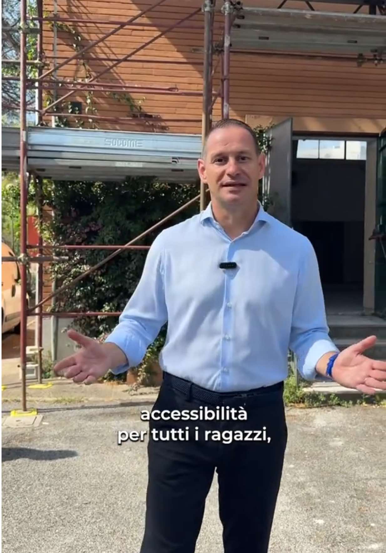 🚧 Dopo oltre dieci anni finalmente ci siamo! Sono iniziati i lavori per la riqualificazione della succursale del Liceo Plauto in via Renzini grazie a oltre 2 mln di Cittá metropolitana di Roma. 👉 In cantiere stiamo realizzando: - 14 nuove aule luminose e moderne - 2200 mq complessivi completamente accessibili, con ascensori e rampe e nuovi servizi igienici inclusivi - ⁠Una nuova palestra adatta anche a competizioni sportive e un campo sportivo esterno da poter mettere a disposizione del territorio, cittadini e associazioni negli orari pomeridiani, grazie al nuovo regolamento di Città Metropolitana. 🌳Il progetto prevede anche il recupero degli spazi esterni e il riutilizzo sostenibile di materiali, come il legno di un vecchio pino per creare sedute per gli studenti. Interverremo anche su tetto, facciate e cornicioni per restituire alla scuola un edificio sicuro, bello e rigenerato. 🎯 Obiettivo: apertura per l’anno scolastico 2026/2027. Un investimento strategico non solo per il liceo, ma per tutta Spinaceto.    @Rete degli Studenti Medi Lazio @Roma Capitale @Roberto Gualtieri  #EdiliziaScolastica #Scuolesicure #RigenerazioneUrbana #CittàMetropolitana #Scuola #inclusione 