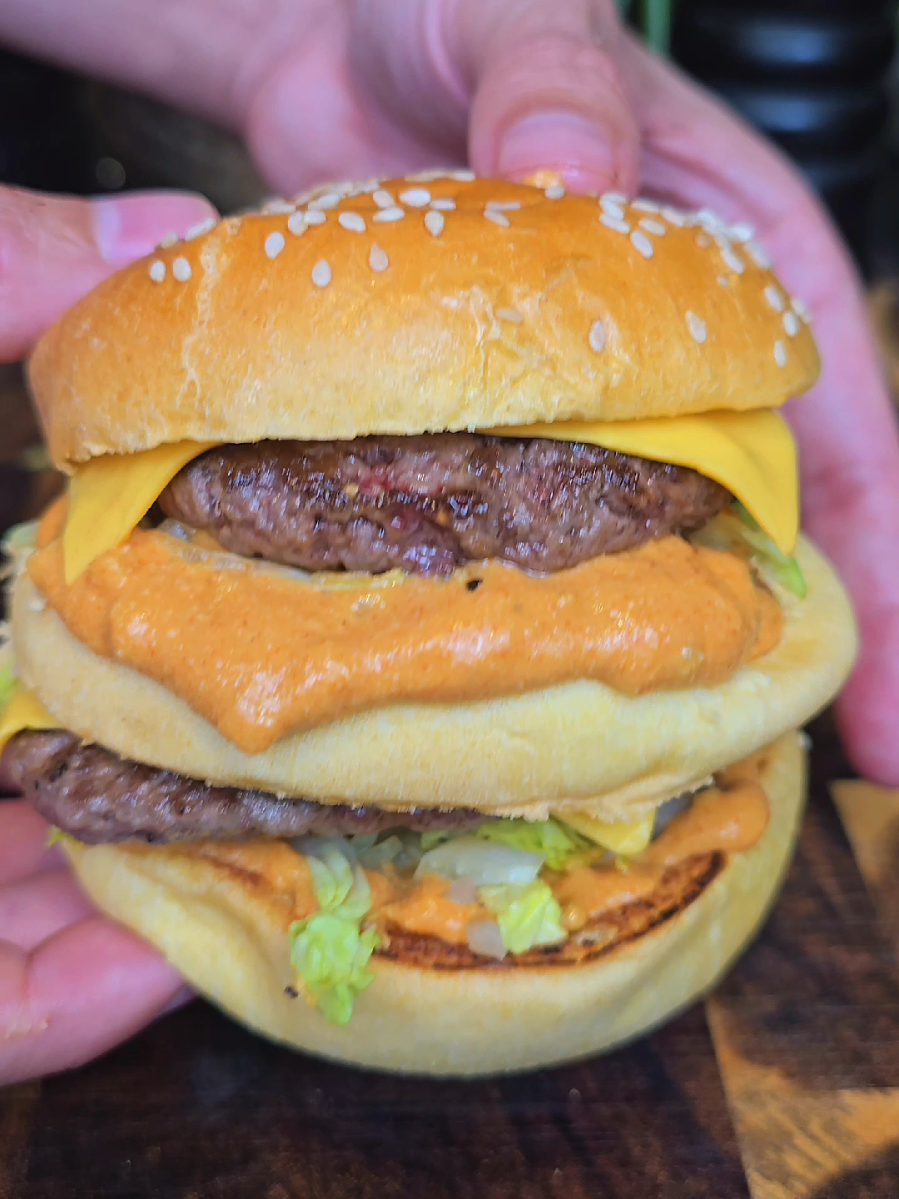 Sauce fast food allégé 🫗 Sauce Big Mac allégée : 1 oeufs 1 Cas de ketchup  1 Cas de moutarde  1-2 Cas de vinaigre de cornichon  aigre doux  1 Cas de paprika  1 Caf de sel 1 Caf de poivre 1 Cas d'huile d'olive  1 Caf d'oignon ciselé tres fins 1 Caf de cornichon haché finement Pour la recette suivre Big Mac : 1 pain a burger + 1 desous de pein a burger 2 steak de 60g 1 cornichon 1/4 de salade iceberg 1 Cas d'oignon ciselé finement  2 tranches de chedar Pour réaliser la recette suivre la vidéo ! #sauce #bigmac #burger #recetterapide #recettesimple #recettefacile #recette 